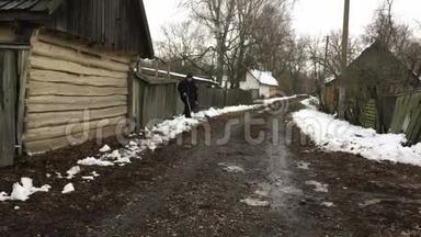 乌克兰农民用手杖检查他的谷仓，从他的家中走出来